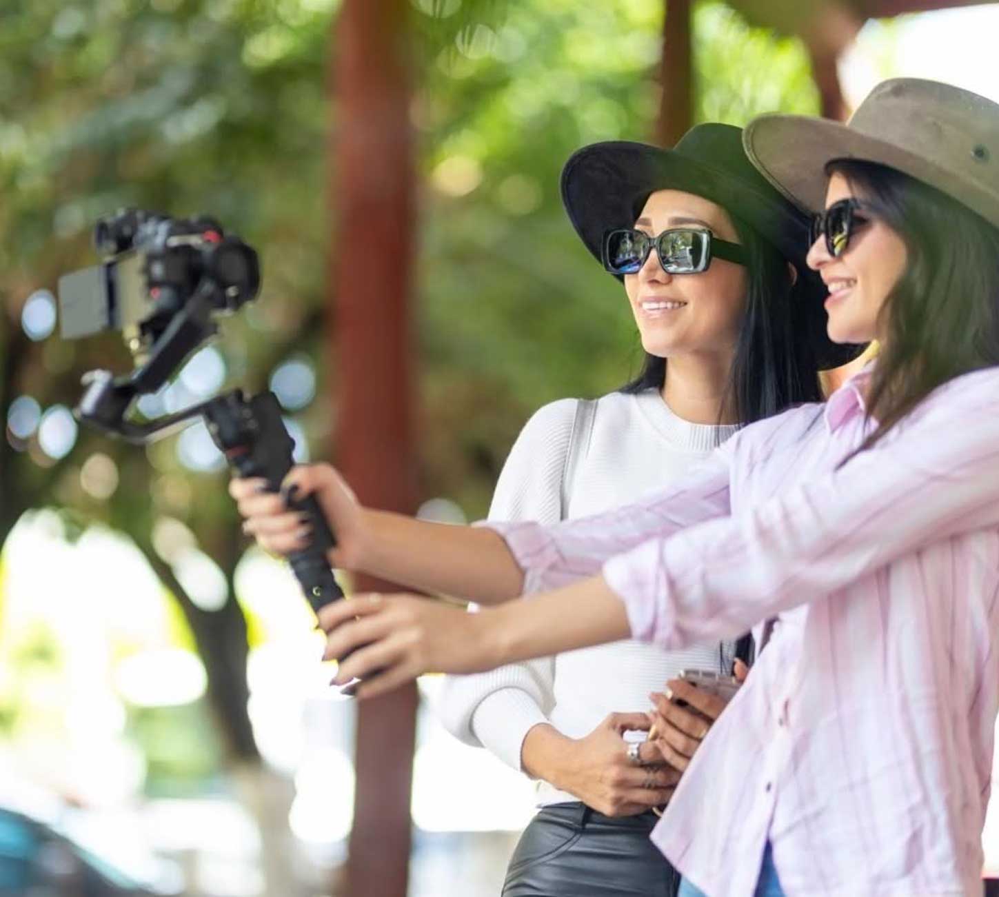 Deux voyageuses filmant avec une caméra sur gimbal